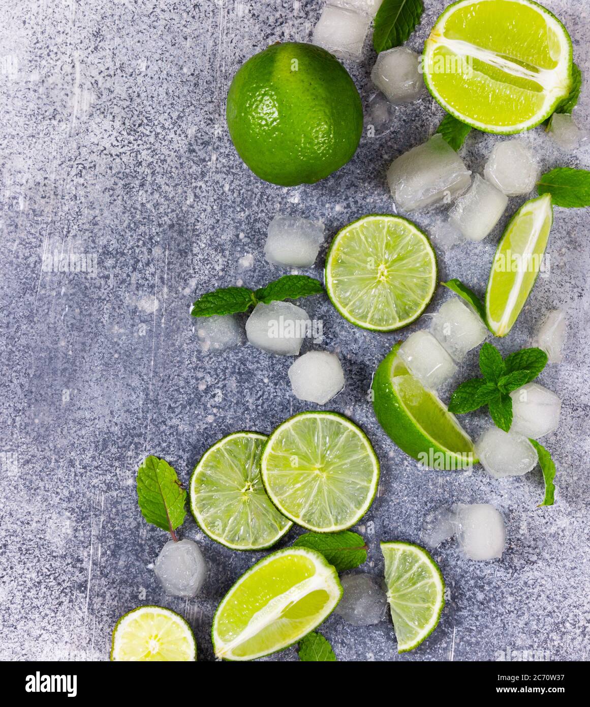 Lime, menta e ghiaccio fresco su sfondo grigio. Ingredienti per Mojito Foto Stock