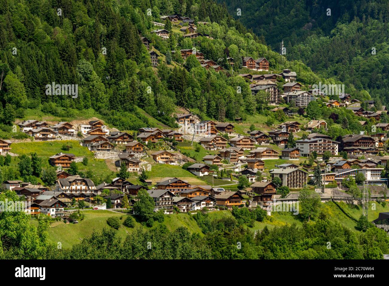 Villaggio di Morzine nella regione Chablais, Haute-Savoie, Auvergne-Rhone-Alpes, Francia Foto Stock