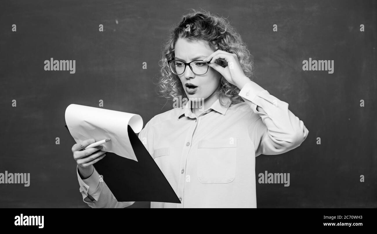 Leggere il ripristino dell'impressione. Leggi il profilo personale. Il tutor controlla i compiti. Stima del saggio dei candidati. Progetto scolastico. Letteratura insegnante di leggere composizione. Donna intelligente donna tenere documenti tablet. Foto Stock