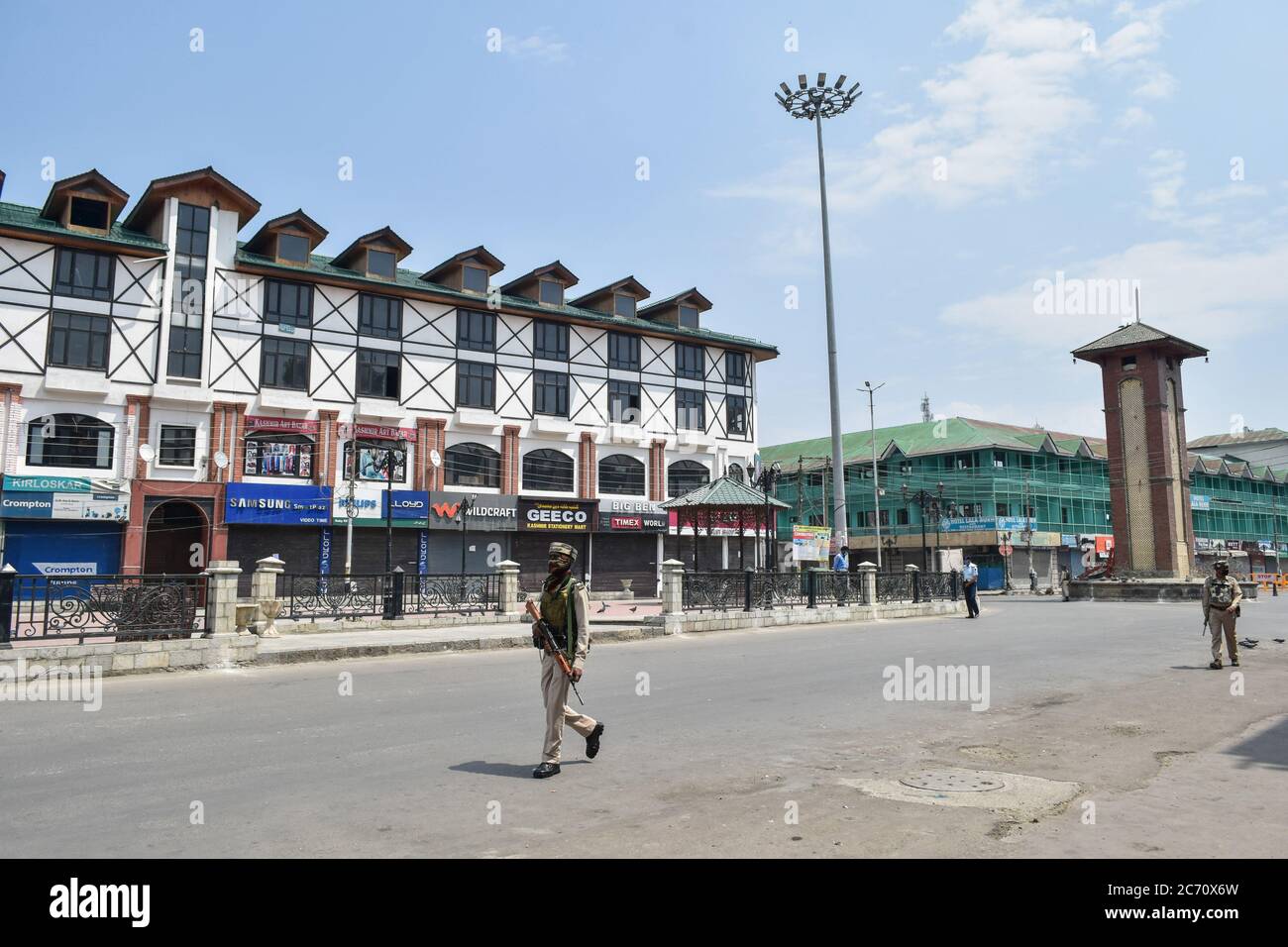 Kashmir, India. 13 luglio 2020. I soldati paramilitari pattugliano una strada deserta durante un blocco reimposto per impedire la diffusione del coronavirus.Lockdown è stato reimposto nella valle del Kashmir dopo un improvviso aumento dei casi COVID-19 nell'ultima settimana, i funzionari hanno detto che sono state imposte severe restrizioni e nessun movimento di persone, sono ammessi, tranne i servizi essenziali e le emergenze mediche. Credit: SOPA Images Limited/Alamy Live News Foto Stock