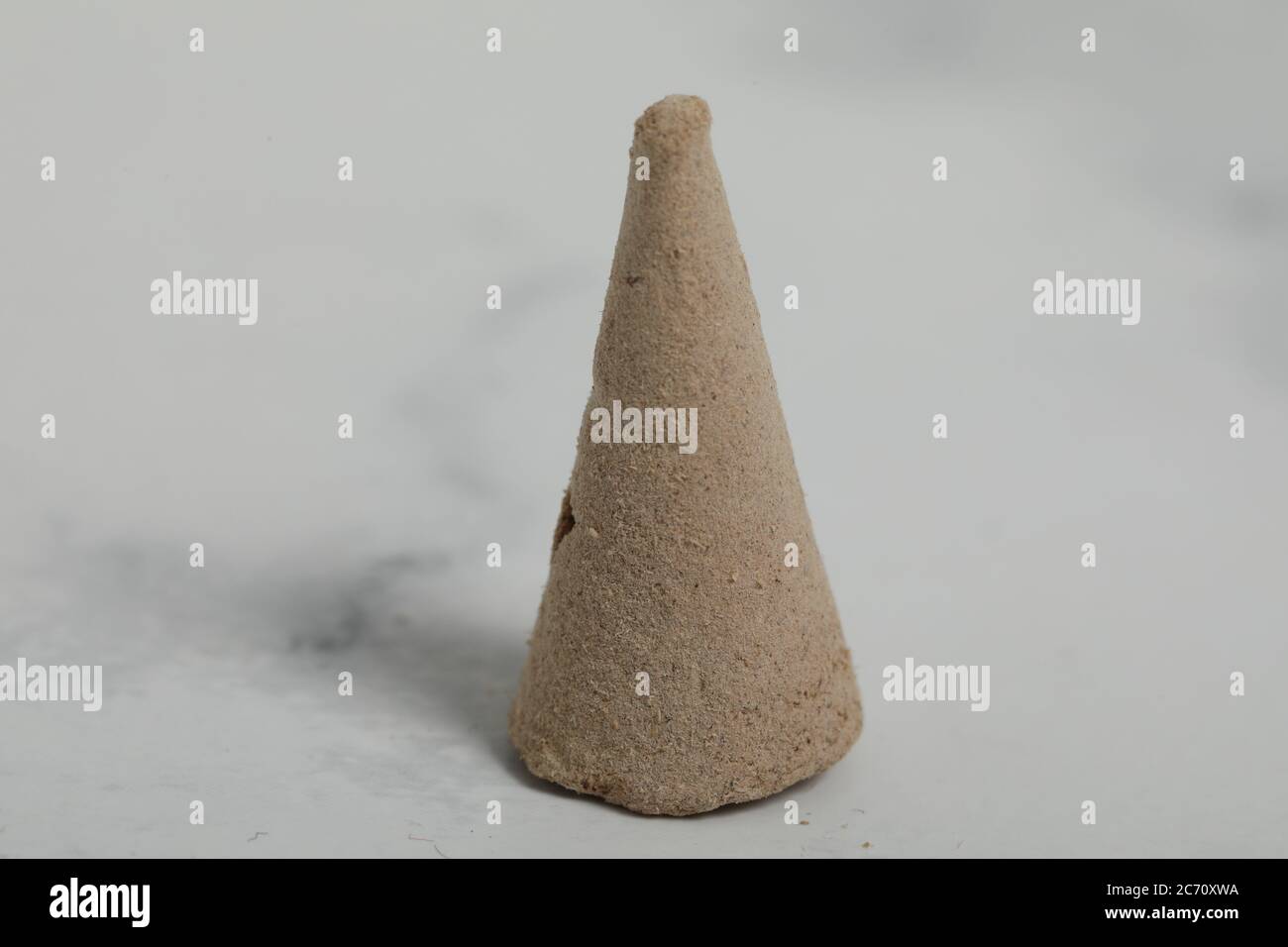 cono di incenso relax su sfondo bianco in marmo. Buon odore bastone Foto Stock