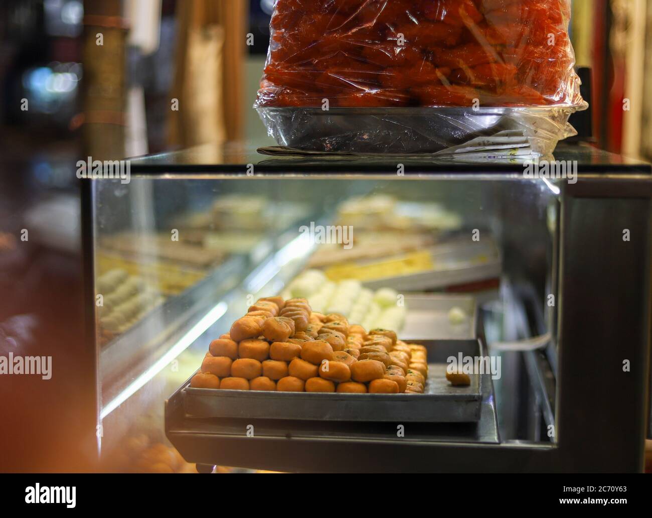 Dolce tradizionale indiano in vetrina`s negozio Foto Stock