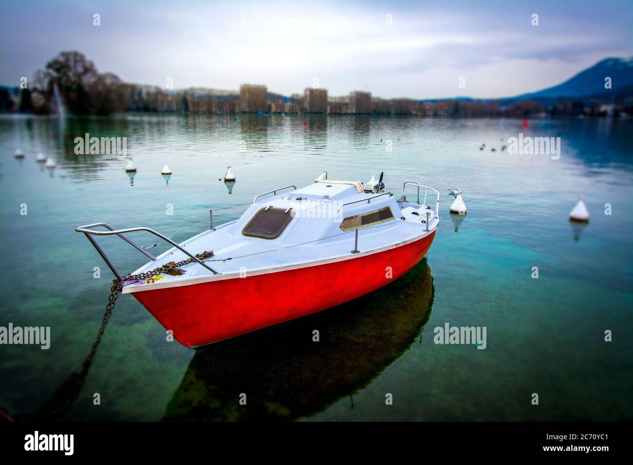 Barca sul lago di Annecy, alta Savoia, Auvergne-Rhône-Alpes, Francia Foto Stock