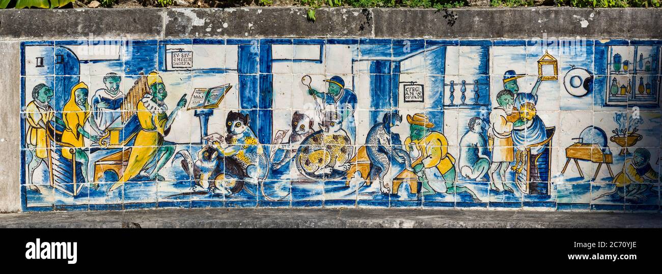 Panchine di pietra che raffigurano i pannelli azulejos con scimmie e gatti, "Les Singeries" al Palazzo dei Marchesi di Fronteira a Lisbona, Portogallo Foto Stock