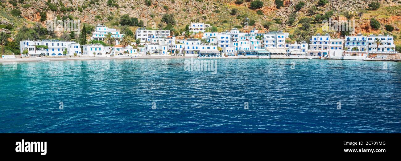 Panorama del pittoresco villaggio di Loutro e del mar mediterraneo a Creta, Grecia Foto Stock