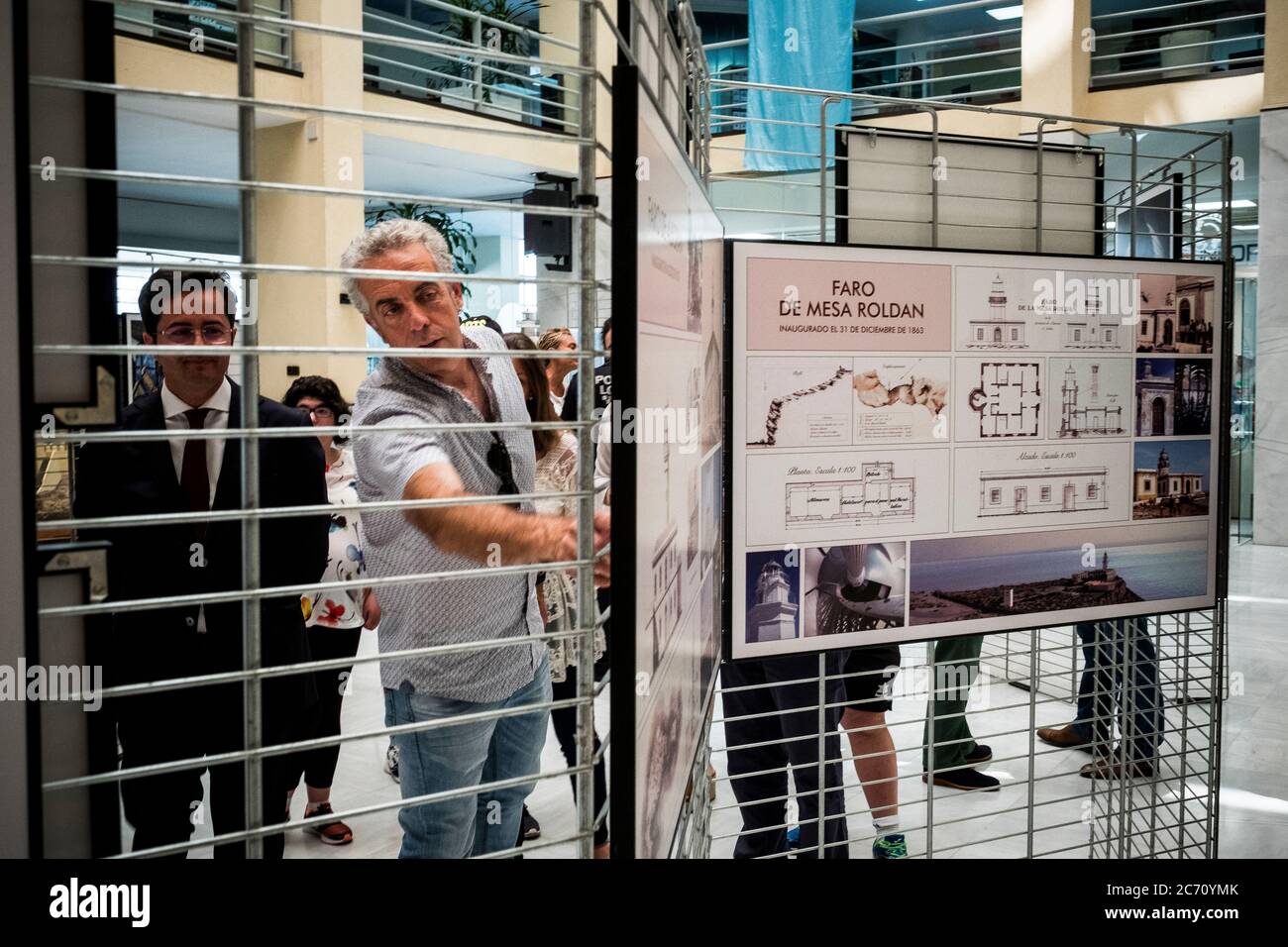 Mario mostra il sindaco di El Ejido, Spagna, la mostra sui fari che ha costruito nel centro del municipio. Data: 05/06/2017. Fotografo: Xabier Mikel Laburu. Mario offre conferenze pubbliche e mostre di montaggio sulla storia della segnalazione marittima e fari per scuole o istituzioni pubbliche. Foto Stock