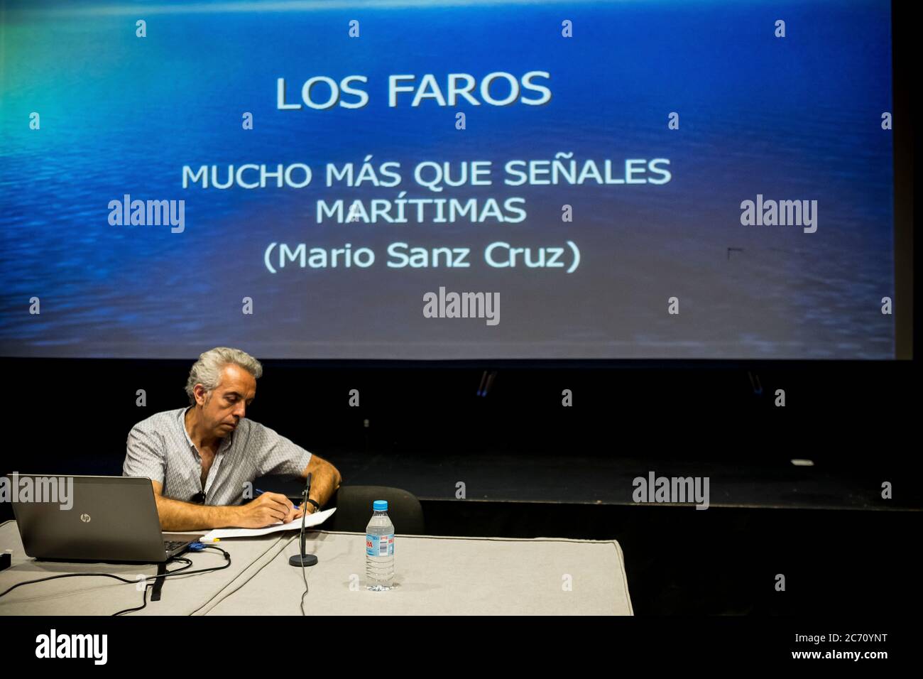 Mario si prepara a organizzare una conferenza sui fari nella sala conferenze del municipio di El Ejido, in Spagna. 05/06/2017. Fotografo: Xabier Mikel Laburu. Mario offre conferenze pubbliche e mostre di montaggio sulla storia della segnalazione marittima e fari per scuole o istituzioni pubbliche. Foto Stock