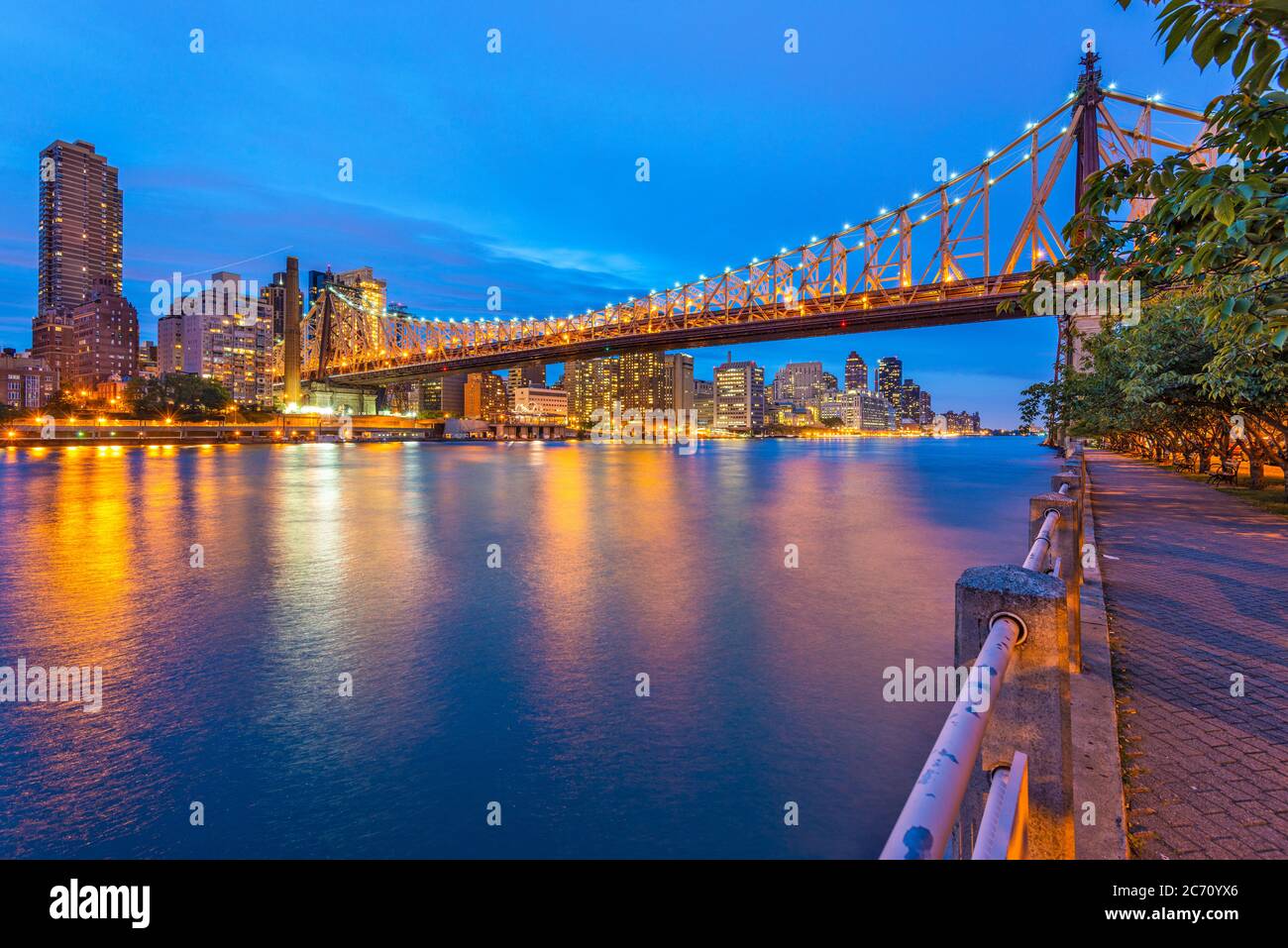 New York City Midtown Manhattan, vista sulla città del fiume est al crepuscolo. Foto Stock