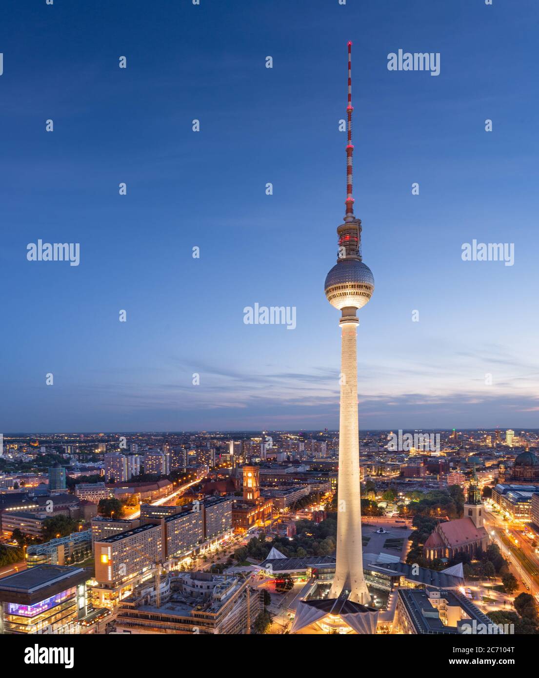 Berlino, Germania, la città alla torre della televisione di Berlino al tramonto. Foto Stock