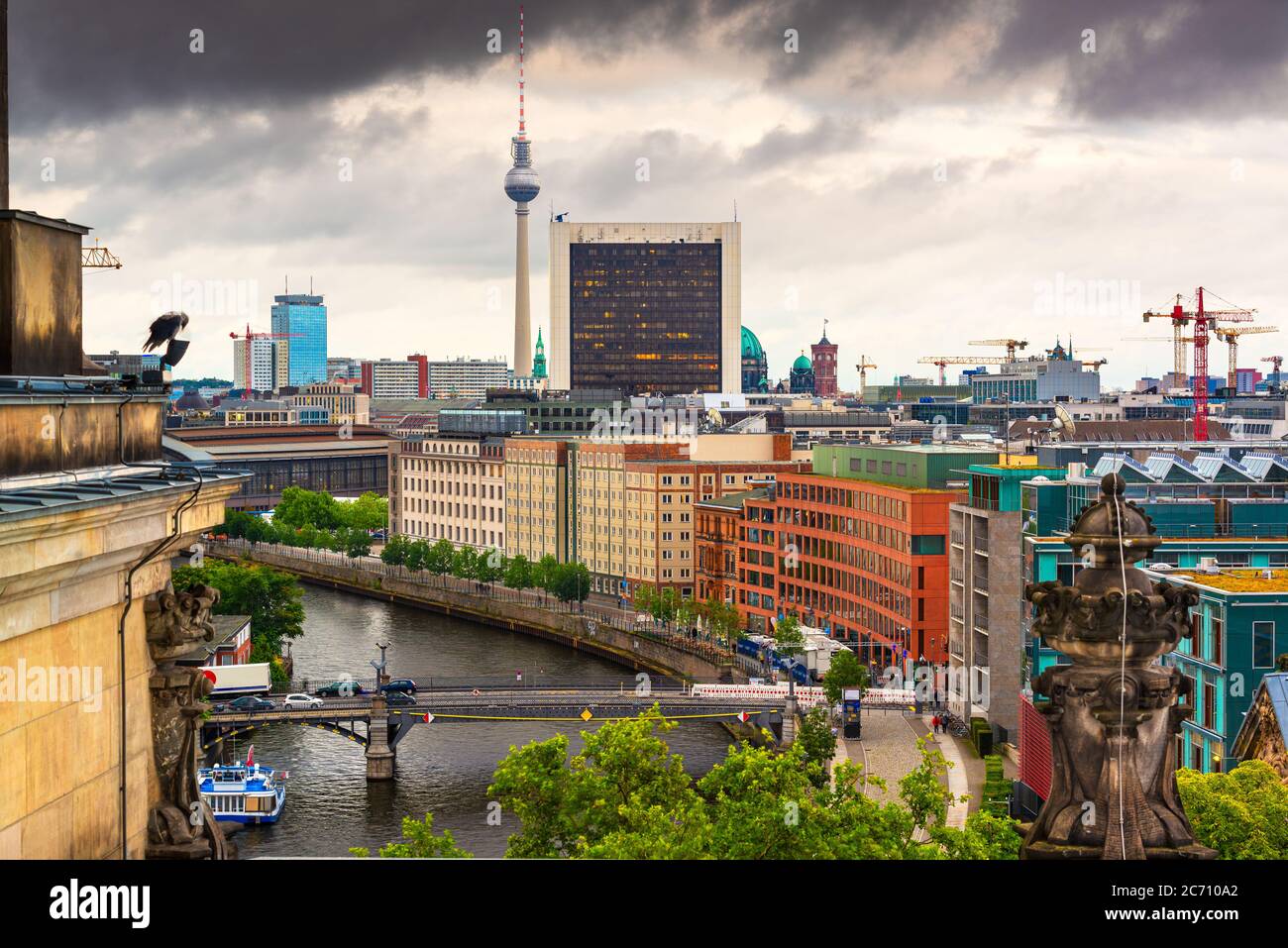 Berlino, Germania, visto da sopra il fiume Sprea al tramonto. Foto Stock