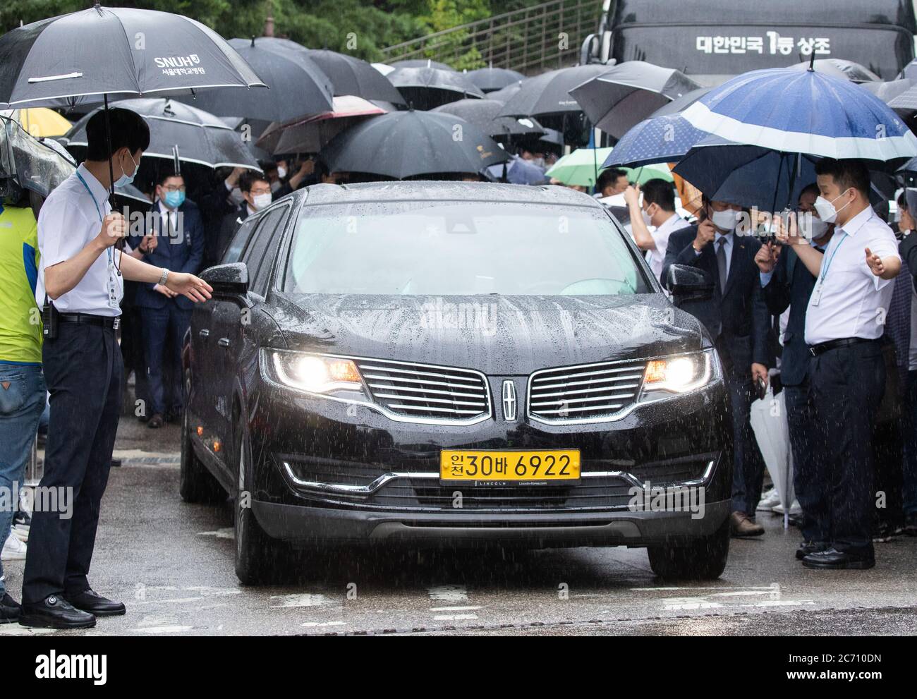 Seoul, Corea del Sud. 13 luglio 2020. Il cuore che porta il groviglio del defunto Parco del sindaco di Seoul, ha vinto, presto, lascia l'ospedale dell'Università Nazionale di Seoul, Corea del Sud, il 13 luglio 2020. Il funerale per il tardo Seoul Mayor Park Won-soon si è tenuto lunedì. Il sindaco di 64 anni è stato trovato morto nei boschi del Monte Bugak vicino alla sua residenza intorno alla mezzanotte del 10 luglio ora locale. Credit: Lee Sang-ho/Xinhua/Alamy Live News Foto Stock