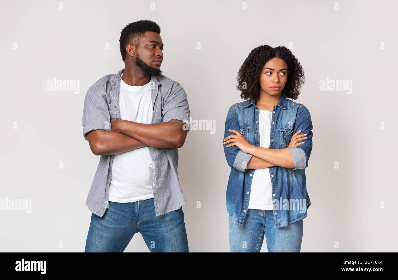 Un ragazzo africano che cerca con rimprovero alla sua fidanzata dopo la loro discussione Foto Stock