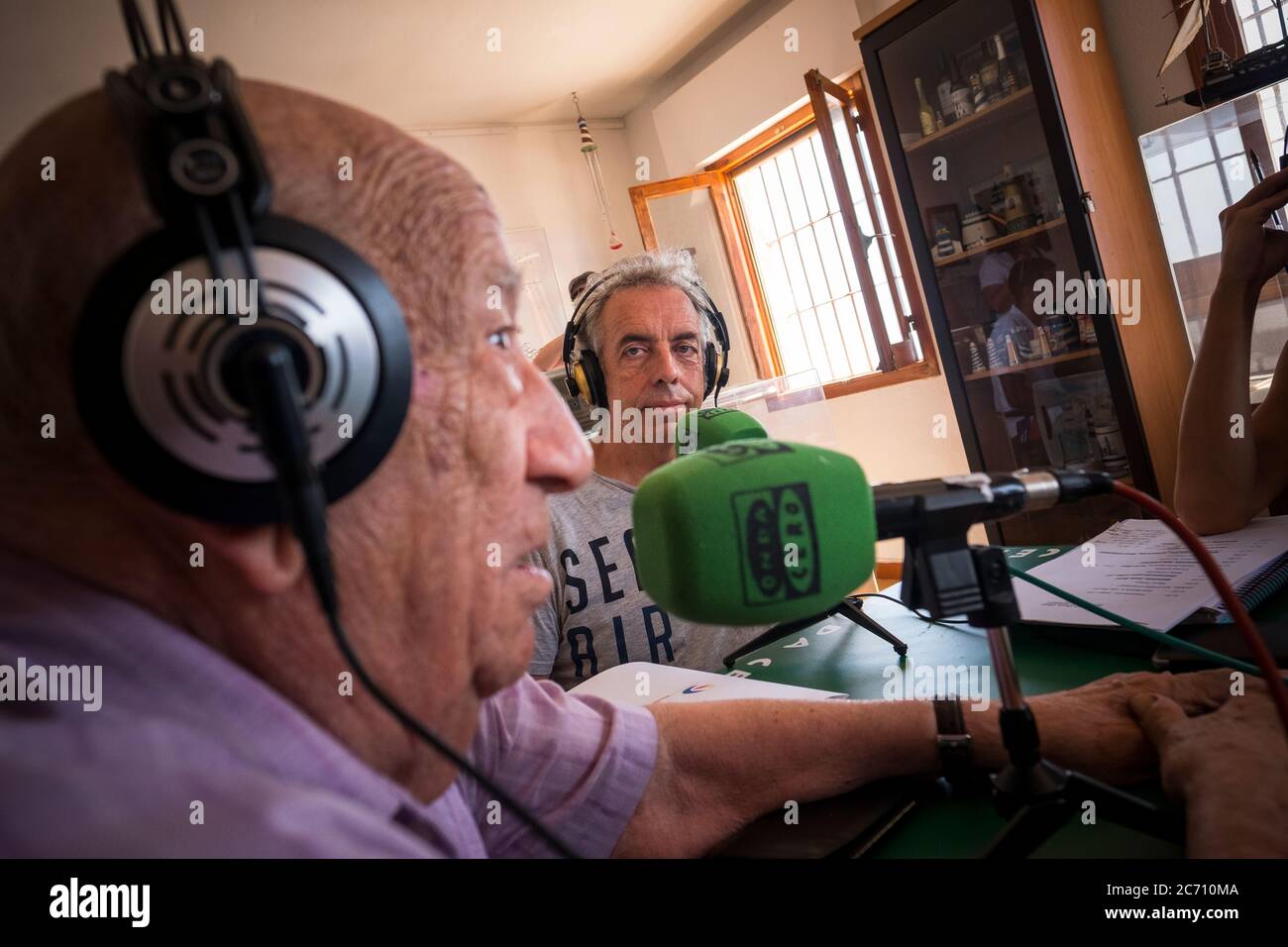 Mario Sanz, guardiano di Mesa Roldán, partecipa a un regolare programma radiofonico sui temi del mare che viene emesso ogni settimana attraverso onda Cero dal faro di Mesa Roldan, a Carboneras, Spagna. Data: 12/07/2017. Fotografo: Xabier Mikel Laburu. Foto Stock