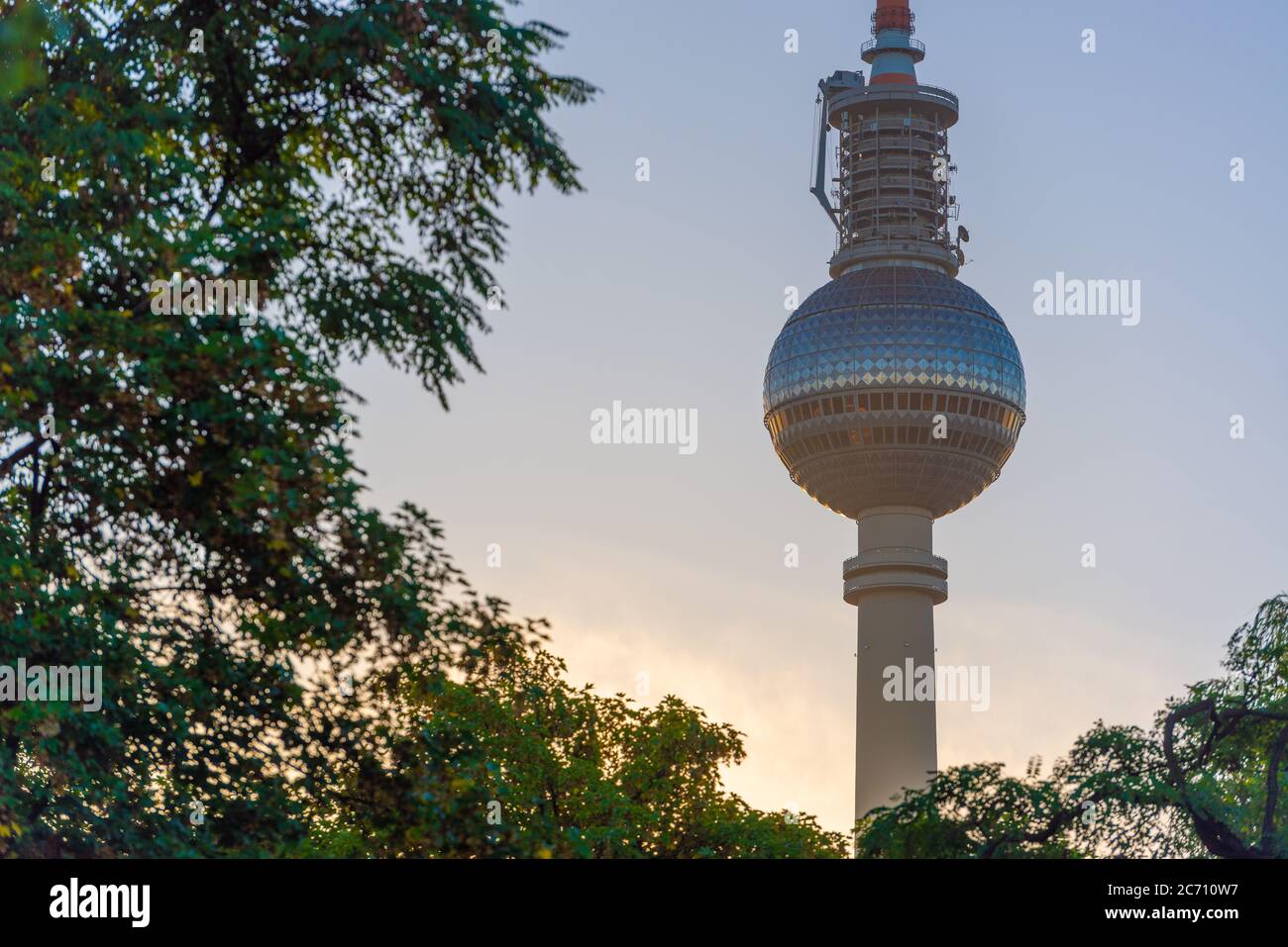 BERLINO, GERMANIA - 17 SETTEMBRE 2013: La Torre della televisione Fernsehturm A BERLINO. Foto Stock