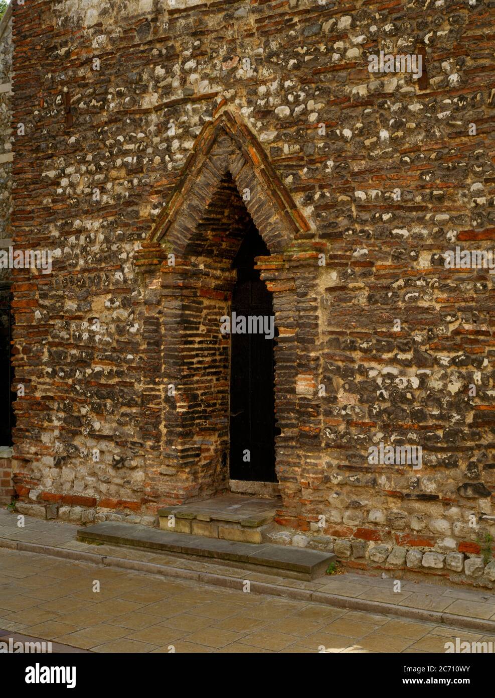 Porta a testa triangolare per la torre W pre-conquista dell'ex Chiesa della Santa Trinità, Colchester, Essex, Inghilterra, Regno Unito, costruita in mattoni romani riutilizzati. Foto Stock