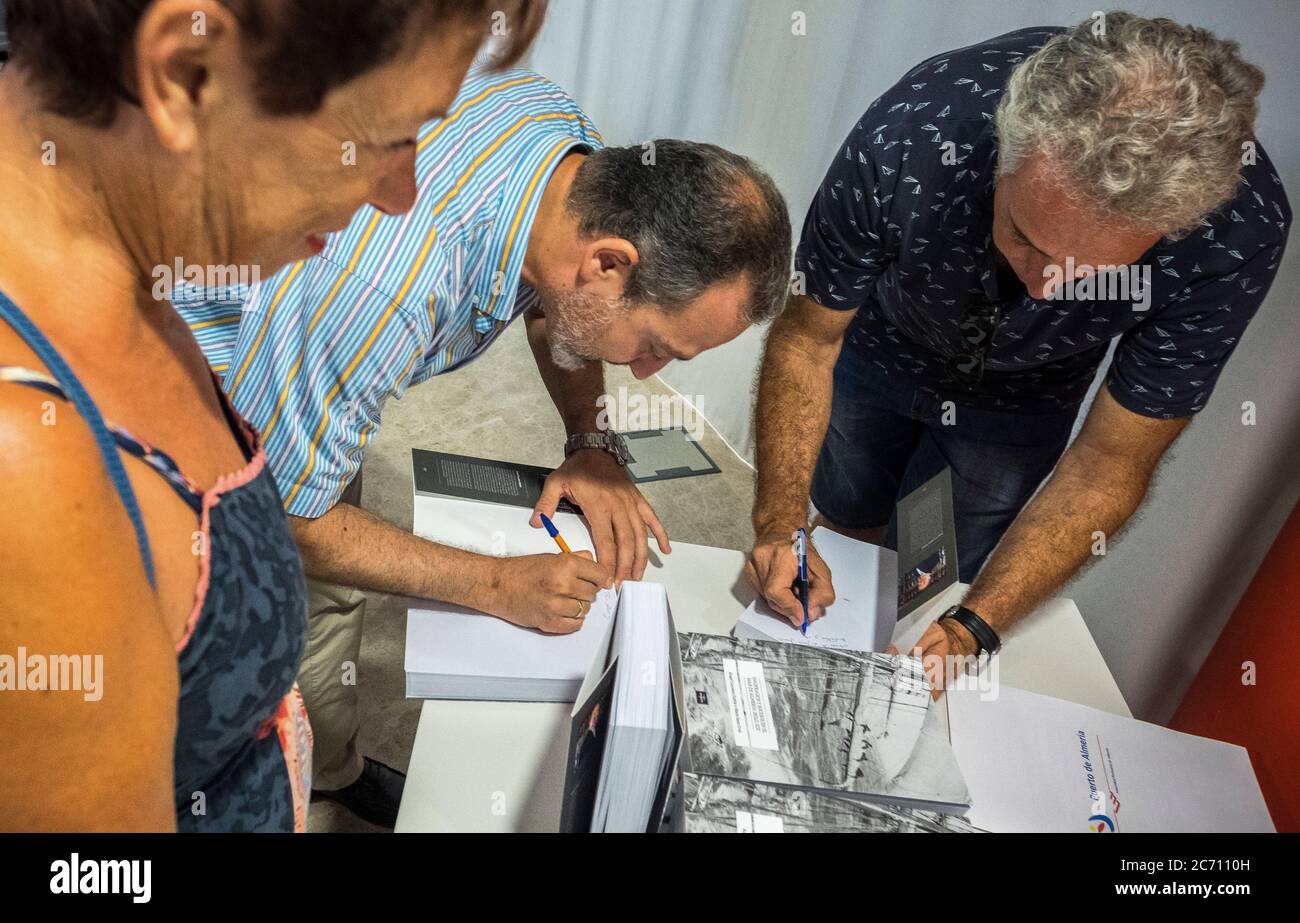 Mario Sanz e lo storico Angel Carralero hanno pubblicato libri autografi durante la presentazione del loro libro storico sui naufragi avvenuti ad Almeria, Biblioteca di Carboneras, Spagna. Data: 12/07/2017. Fotografo: Xabier Mikel Laburu. Un altro aspetto del carattere sfaccettato di Mario è che è diventato uno scrittore e storico locale. Foto Stock