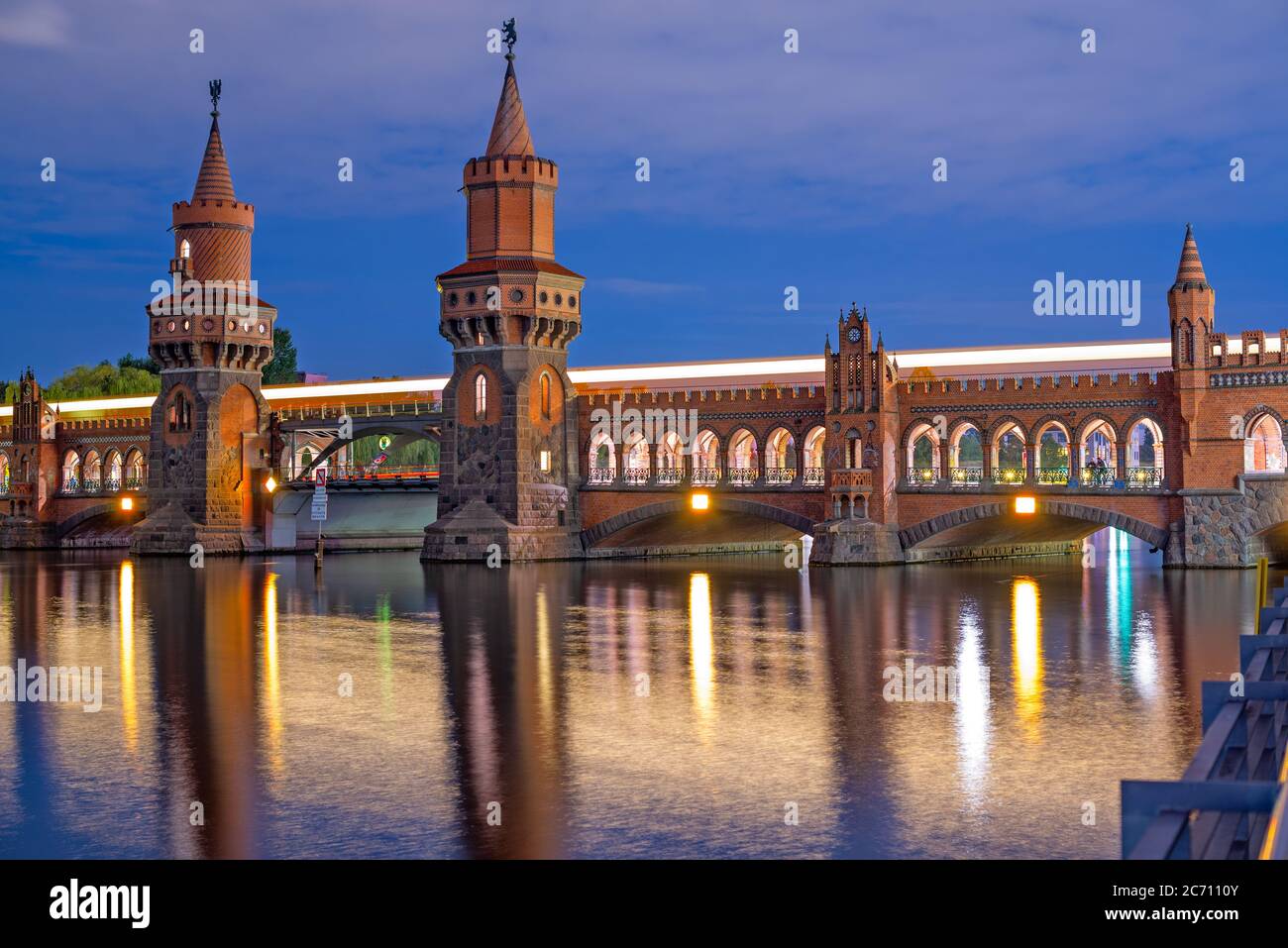 Ponte Oberbaum sul fiume Sprea a Berlino, Germania di notte. Foto Stock