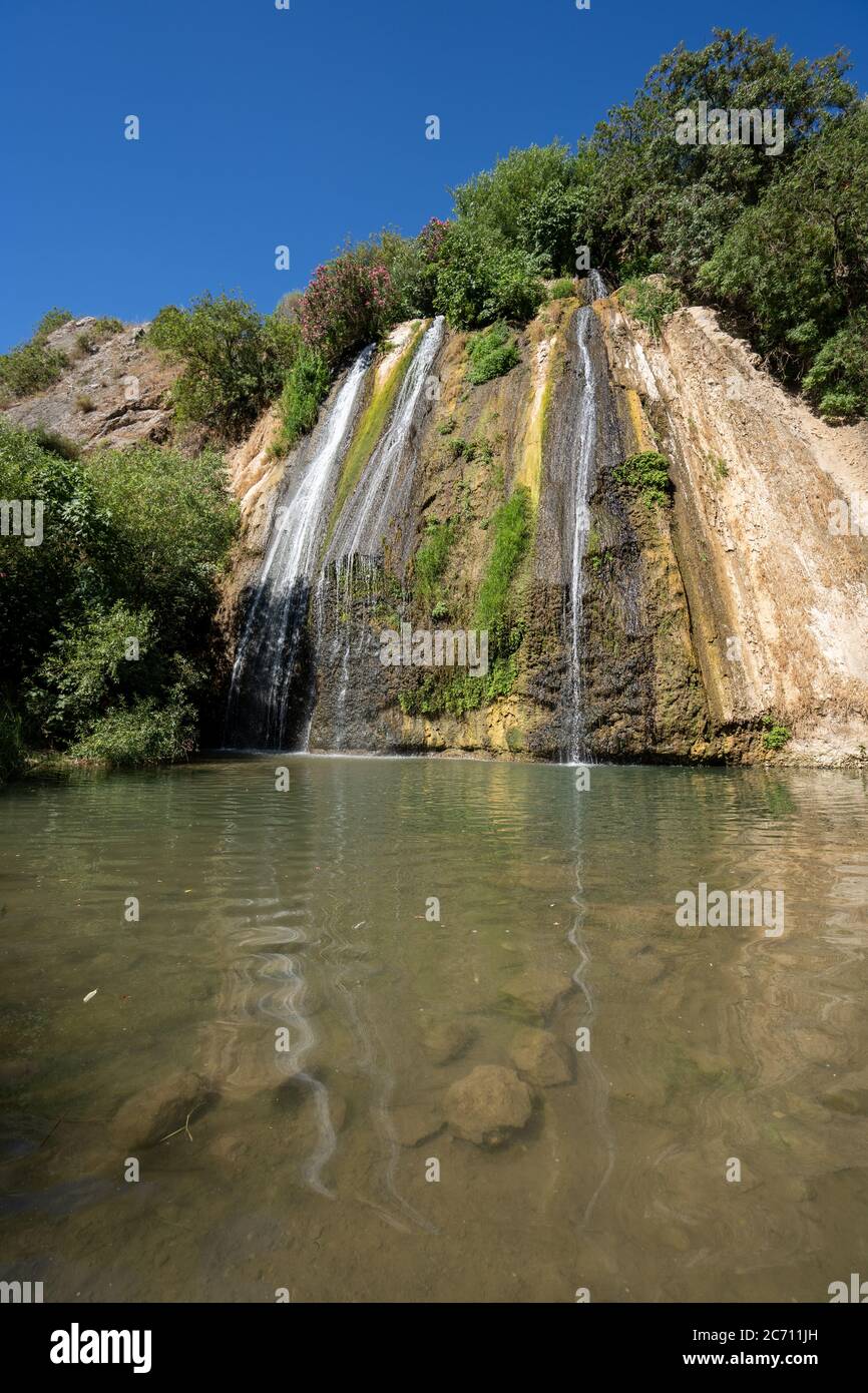 Israele, alta Galilea, fiume Iyyon (Nahal Ayun o Ayun torrente) Riserva Naturale. La cascata Mill (Hatahana) e scogliere di gesso. Fotografato nel mese di giugno Foto Stock