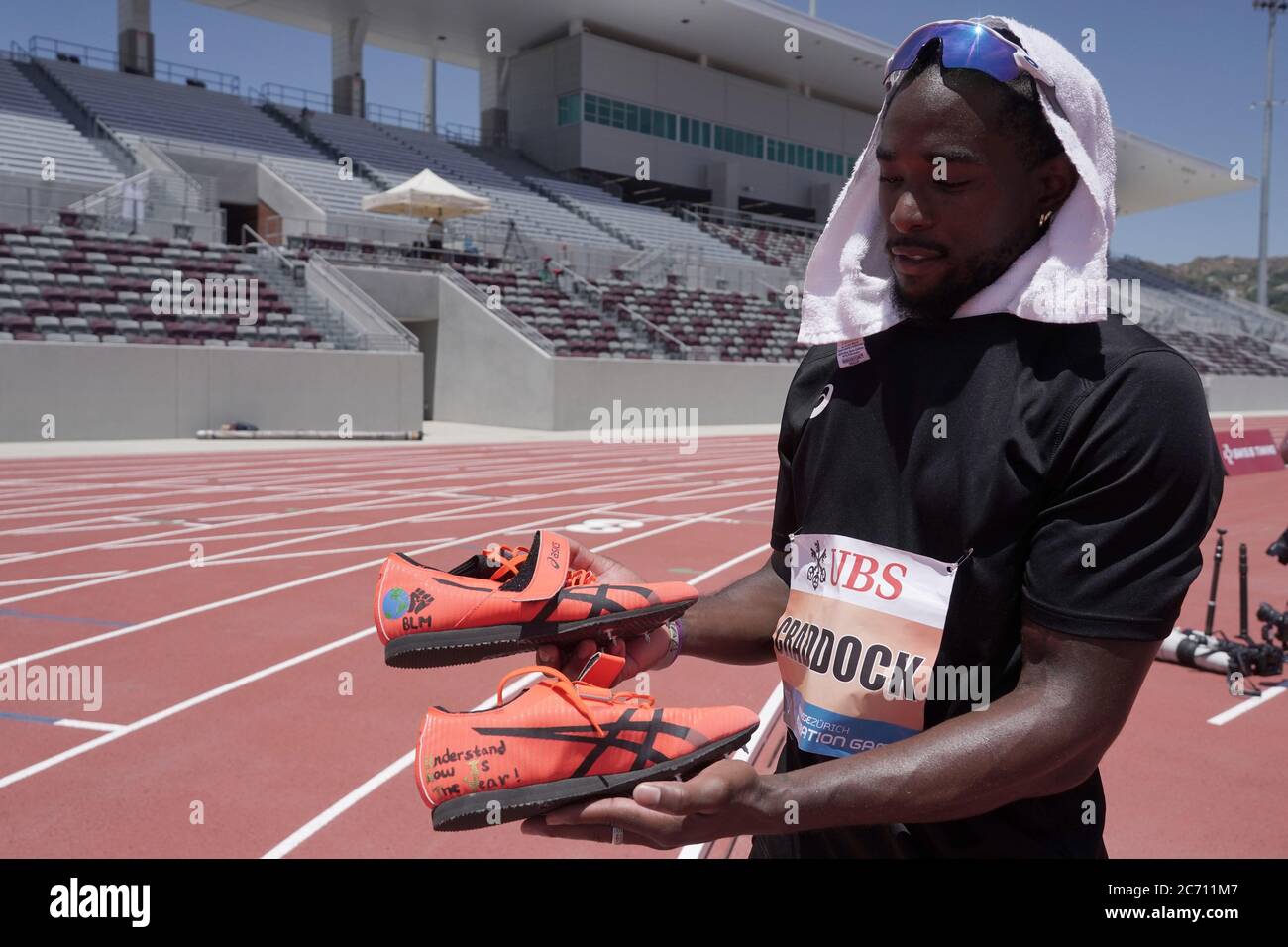 Omar Craddock pone con punte di Asics arancioni con Black Lives Matter messages durante i Giochi di ispirazione Weltklasse di Zurigo, giovedì 9 luglio 2020, Foto Stock