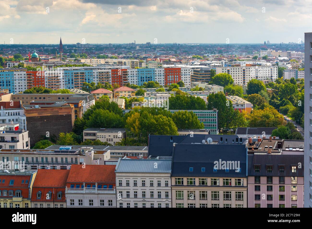 Berlino Est, Germania appartamenti blocchi skyline nel pomeriggio. Foto Stock