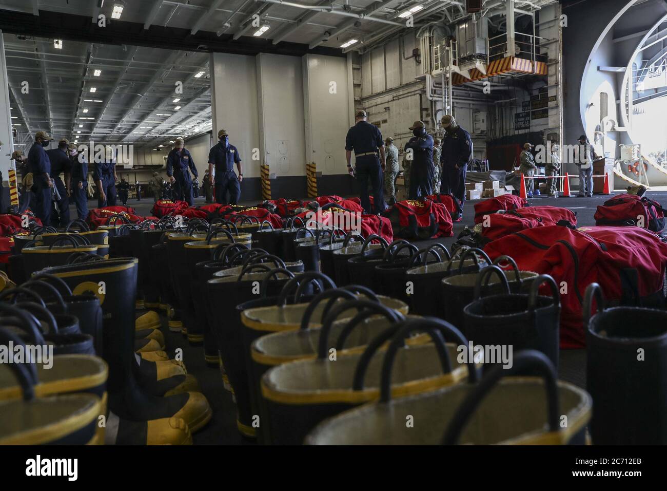 I marinai assegnati alla USS Abraham Lincoln (CVN 72) raccolgono e inventariano le attrezzature per sostenere gli sforzi antincendio a bordo della nave d'assalto anfibia USS Bonhomme Richard (LHD 6) il 12 luglio 2020. Abraham Lincoln è attualmente ormeggiato alla base aerea navale di Isola del Nord. La mattina del 12 luglio, un incendio è stato chiamato a bordo di Bonhomme Richard mentre era ormeggiato lato molo alla base navale di San Diego. I vigili del fuoco locali, di base e a bordo hanno risposto all'incendio. Bonhomme Richard sta attraversando una fase di manutenzione, iniziata nel 2018. Foto di MC3 Darcy McATEE/U.S. Navy/UPI Foto Stock
