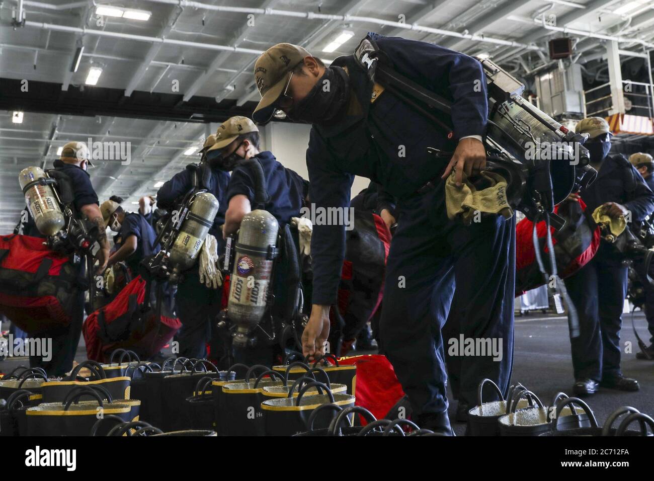 I marinai assegnati alla USS Abraham Lincoln (CVN 72) raccolgono e inventariano le attrezzature per sostenere gli sforzi antincendio a bordo della nave d'assalto anfibia USS Bonhomme Richard (LHD 6) il 12 luglio 2020. Abraham Lincoln è attualmente ormeggiato alla base aerea navale di Isola del Nord. La mattina del 12 luglio, un incendio è stato chiamato a bordo di Bonhomme Richard mentre era ormeggiato lato molo alla base navale di San Diego. I vigili del fuoco locali, di base e a bordo hanno risposto all'incendio. Bonhomme Richard sta attraversando una fase di manutenzione, iniziata nel 2018. Foto di MC3 Darcy McATEE/U.S. Navy/UPI Foto Stock