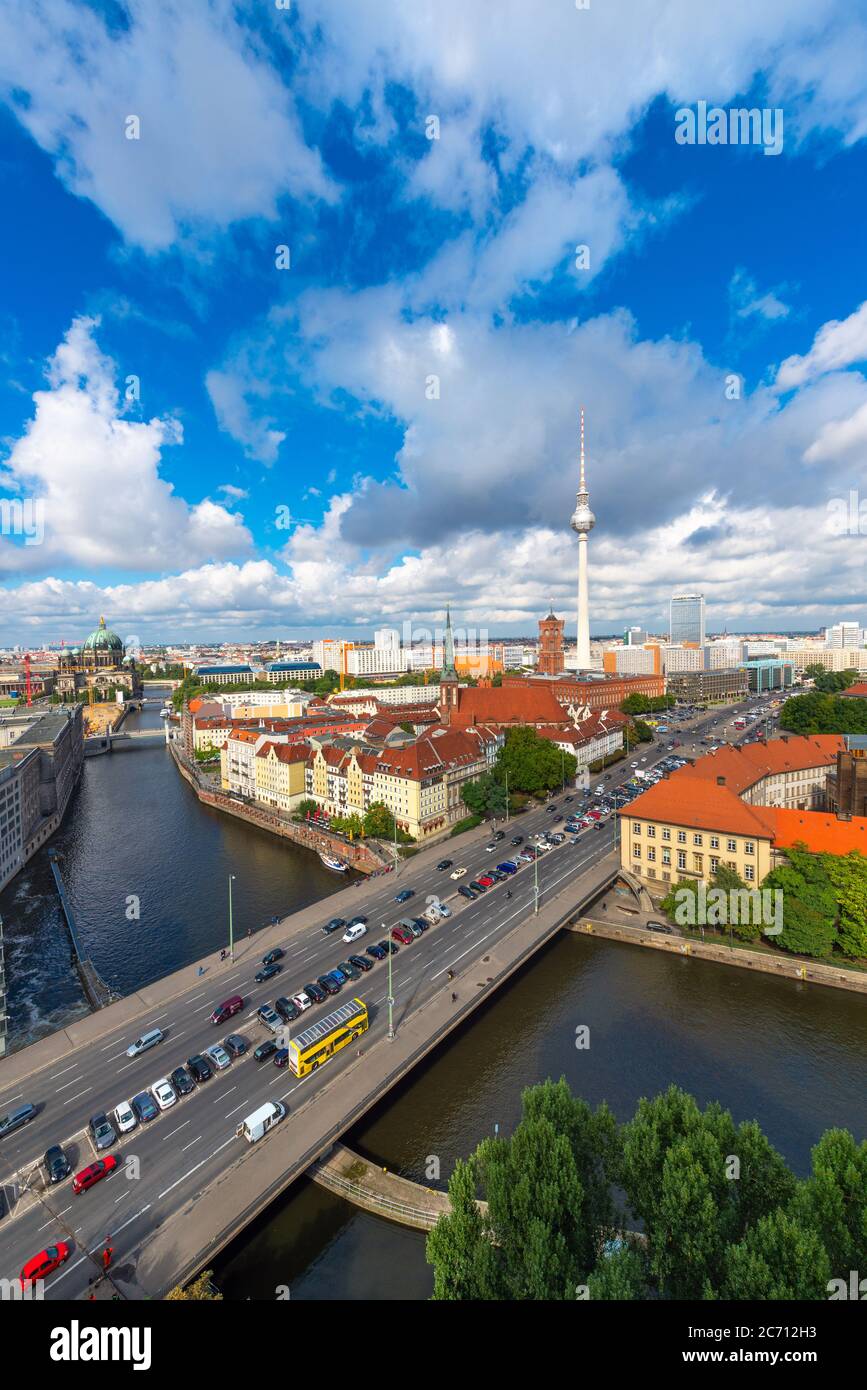 Berlino, Germania, vista dall'alto del fiume Sprea durante il giorno. Foto Stock