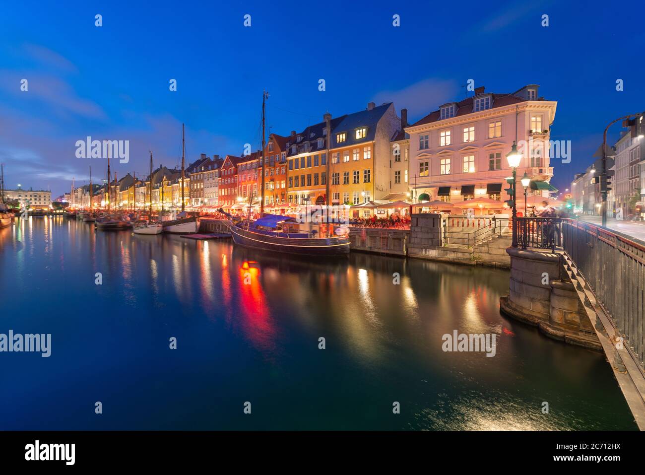Copenhagen, Danimarca, sul canale di Nyhavn di notte. Foto Stock
