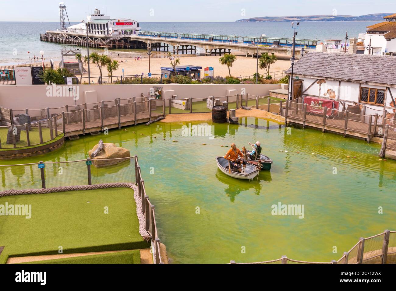 Bournemouth, Dorset UK. 13 luglio 2020. I visitatori tornano alle attrazioni turistiche di Bournemouth con l'allentamento di Coronaviris Covid-19 pandemic focolaio restrizioni - divertirsi allo Smugglers Cove Adventure Golf in Pier Approach. Credit: Carolyn Jenkins/Alamy Live News Foto Stock