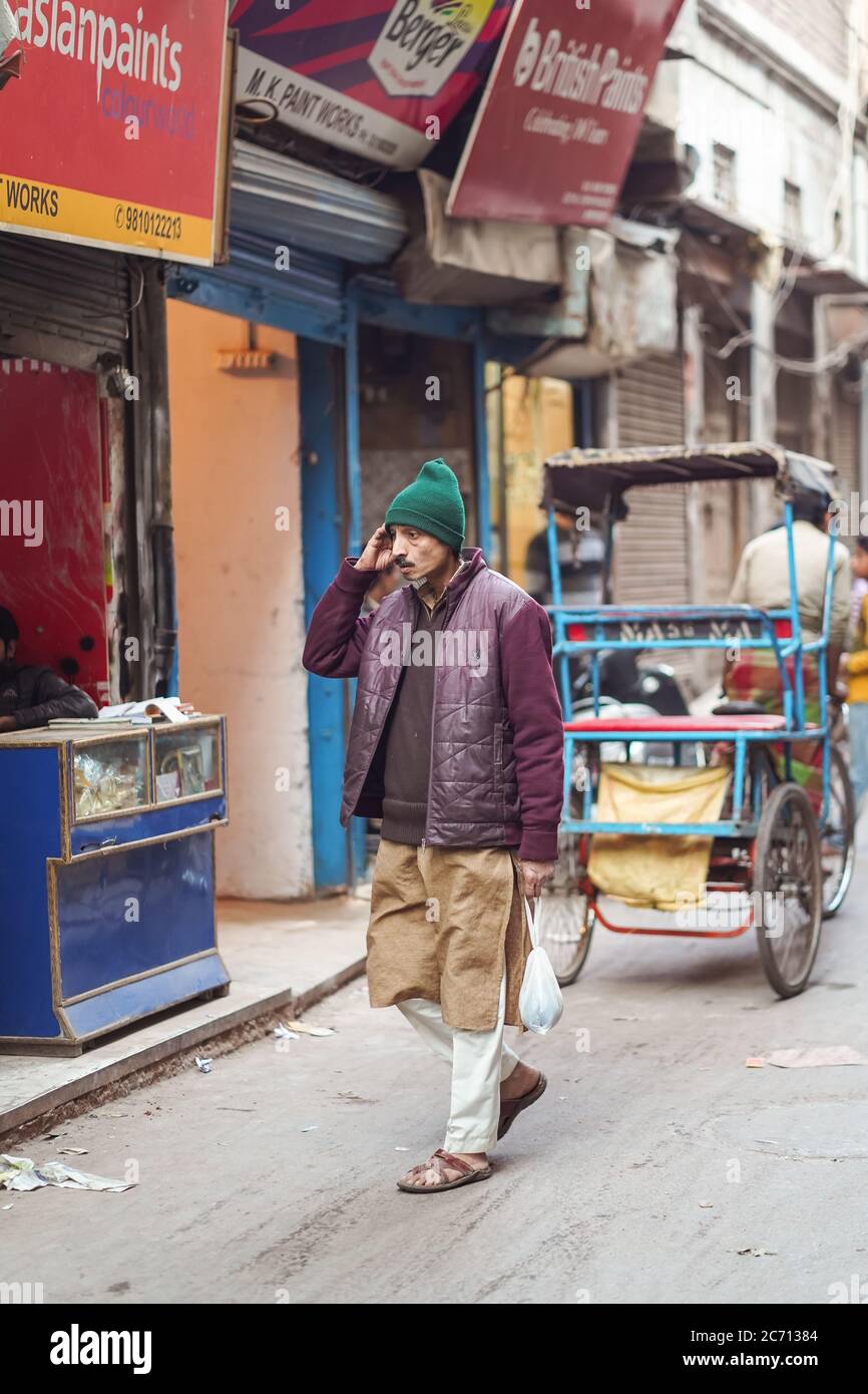 Nuova Delhi / India - 18 febbraio 2020: Uomo musulmano India con baffi che cammina per strada di Vecchia Delhi con cappello di lana verde Foto Stock
