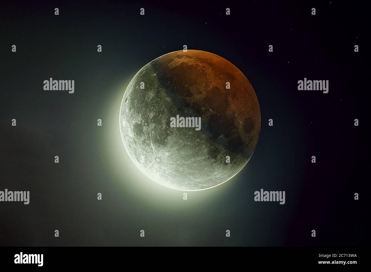 Bella luna, con riflesso del sole. Elementi di questa immagine sono stati forniti dalla NASA. Foto Stock