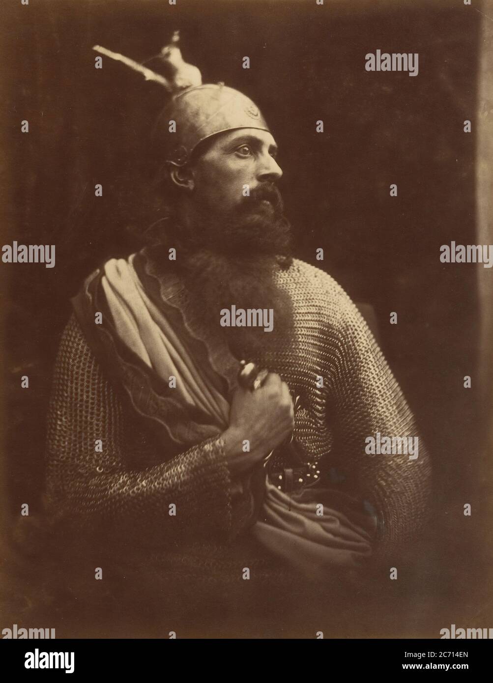 Il passaggio di Re Artù, 1874. Una rappresentazione melodrammatica della scena della morte di Arthur& n° x2019. Un uomo bearded (William Warder) nel profilo, indossando la chainmail e un casco di armatura con la mano destra che afferra una spada. Un'illustrazione fotografica di "Idylls of the King" di Alfred Tennyson; una serie di poesie narrative basate sulle leggende di Re Artù. Foto Stock