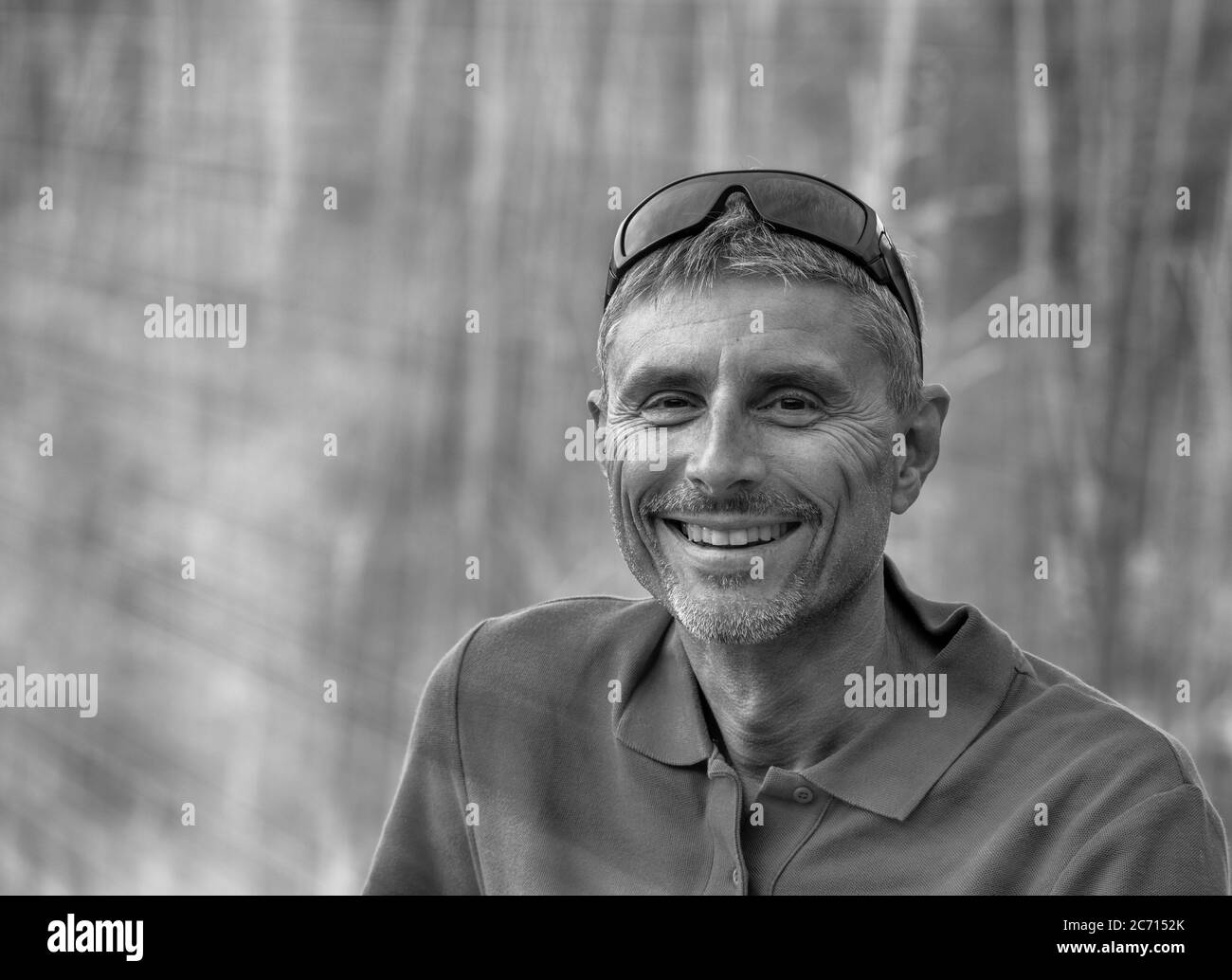 Ritratto di felice turista caucasico maschio sorridente di fronte alla macchina fotografica all'aperto. Foto Stock