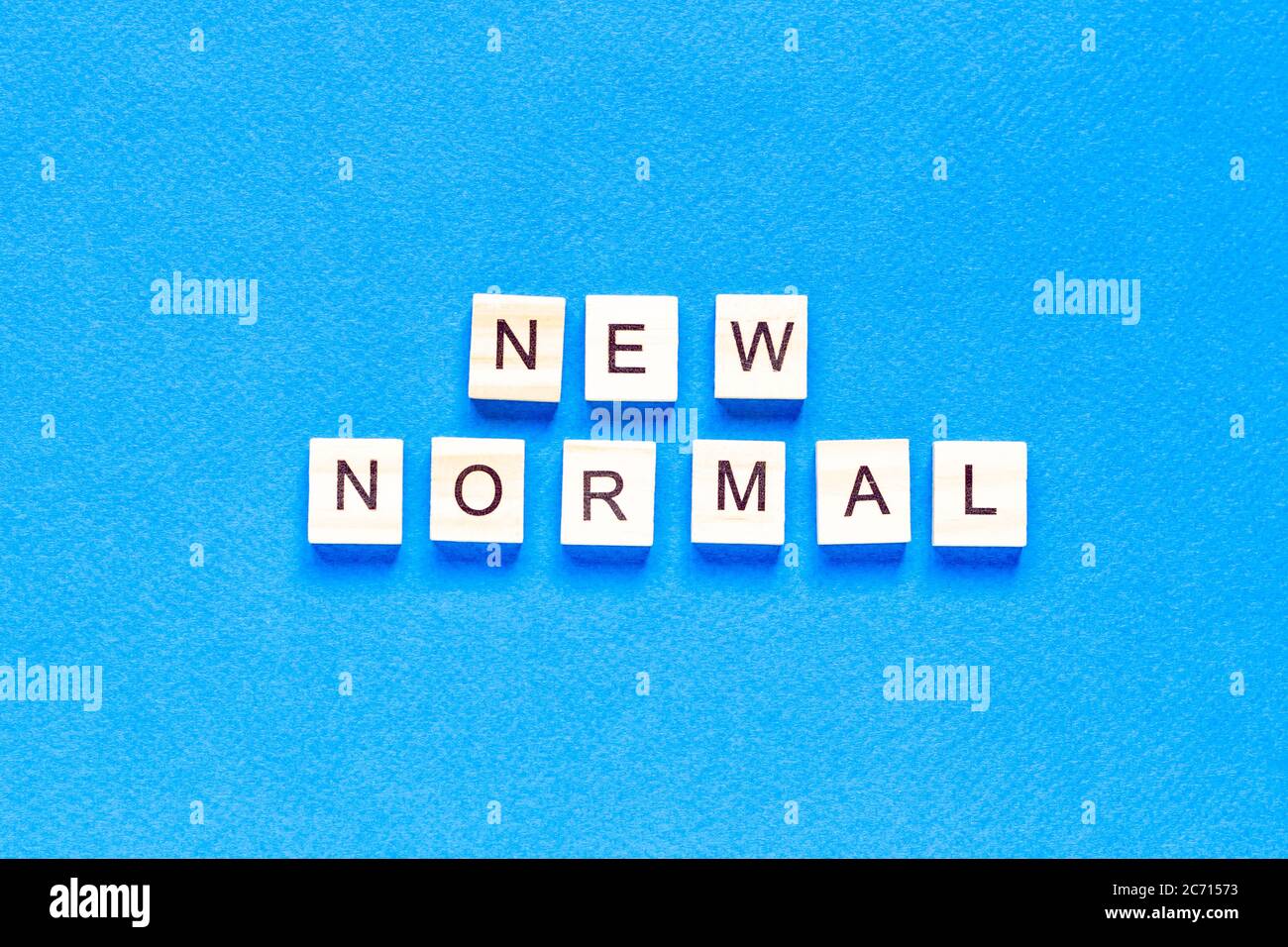 NUOVA parola NORMALE su cubo alfabeto in legno. Nuovo concetto normale. Layout piatto. Vista dall'alto Foto Stock