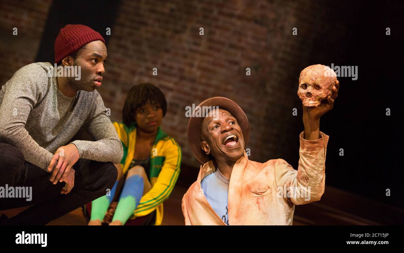 l-r: Paapa Essiedu (Hamlet), Temi Wilkey (Assistente di Gravedigger), Ewart James Walters (Gravedigger) con il cranio di Yorick in FRAZIONE di Shakespeare alla Royal Shakespeare Company (RSC), Royal Shakespeare Theatre, Stratford-upon-Avon 22/03/2016 design: Paul Wills Simon Anderson Lighting regista: Paul Anderson Foto Stock