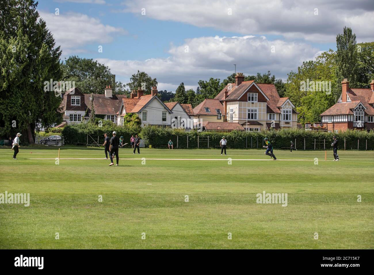 Gli spettatori tornano all'Henley Cricket Club per guardare i loro club locali di cricket giocare a Wargrave, mentre la stagione inizia dopo il blocco del coronavirus, Regno Unito Foto Stock