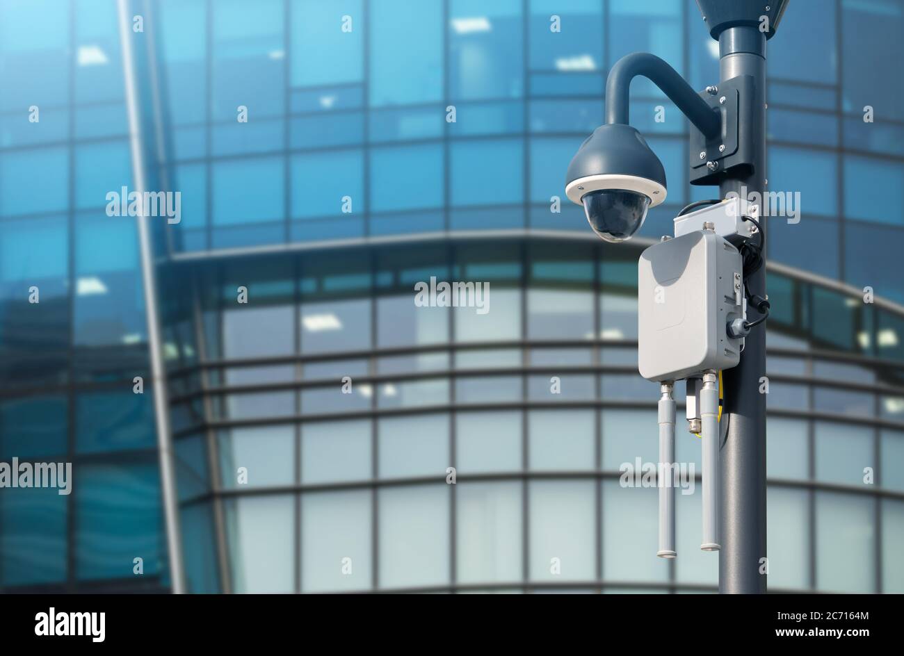 Telecamera di sorveglianza con trasmettitore wireless. Sistema di sicurezza della città Foto Stock