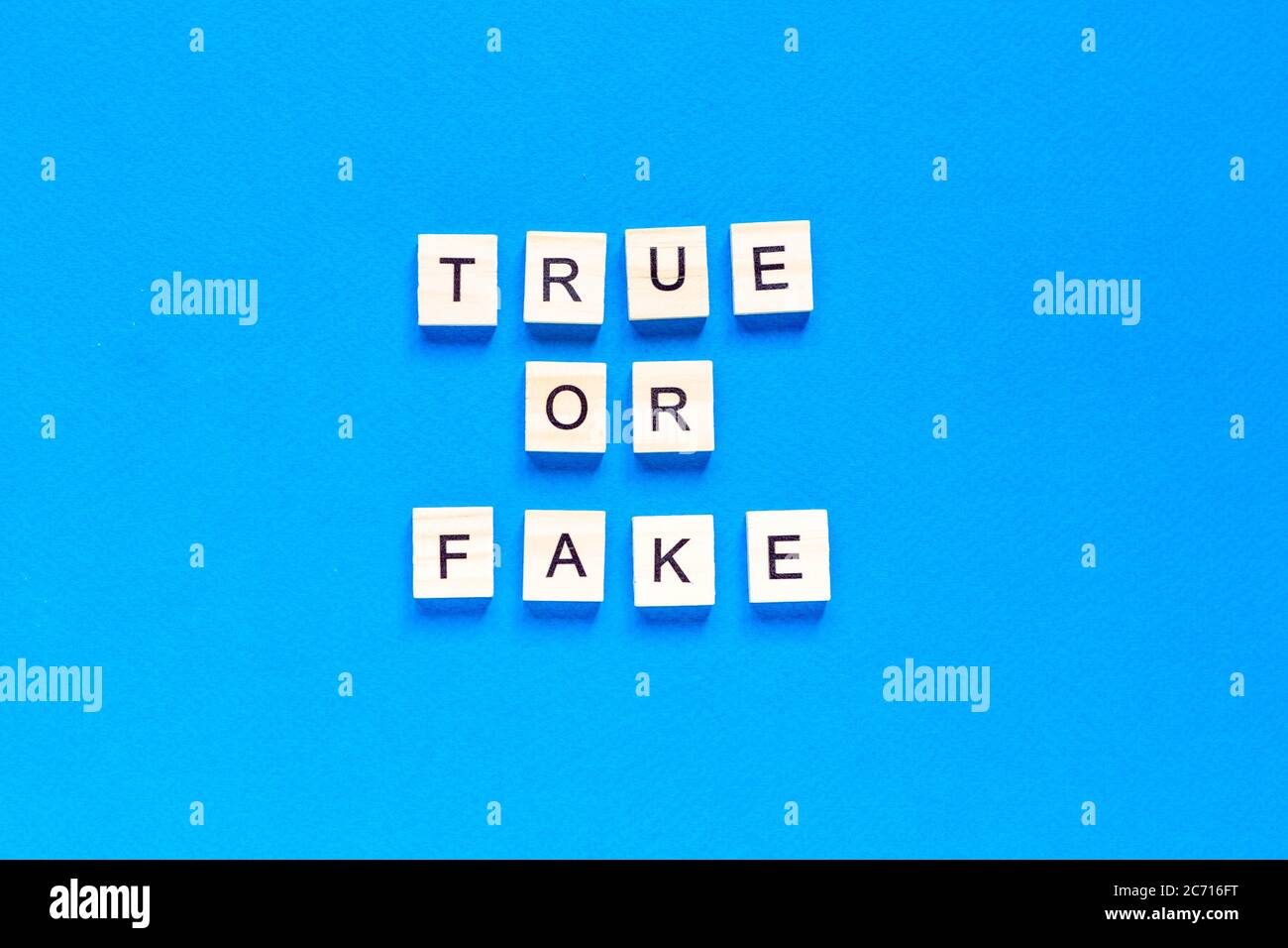 Lettere alfabetiche vere O FALSE su sfondo blu. Layout piatto. Vista dall'alto. Foto Stock