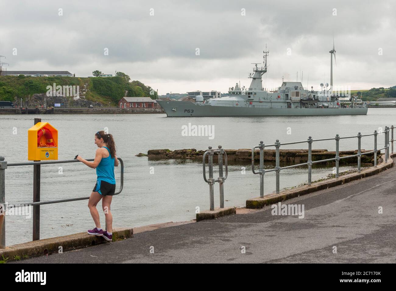 Cobh, Contea di Cork, Irlanda. 13 luglio 2020. In un giorno coperto ma umido, la nave navale irlandese "LÉ William Butler Yeats" si avvicina alla base navale di Haulbowline a Cobh. Credit: Notizie dal vivo di AG/Alamy Foto Stock