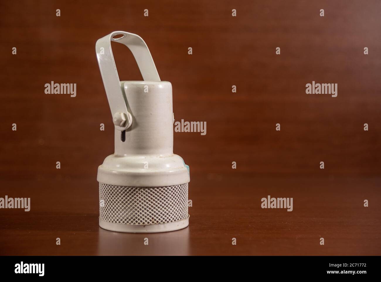 Vecchia lampada. Oggetto di decorazione e di arredamento. Elemento di illuminazione. Articolo per ambienti decorativi. Foto Stock