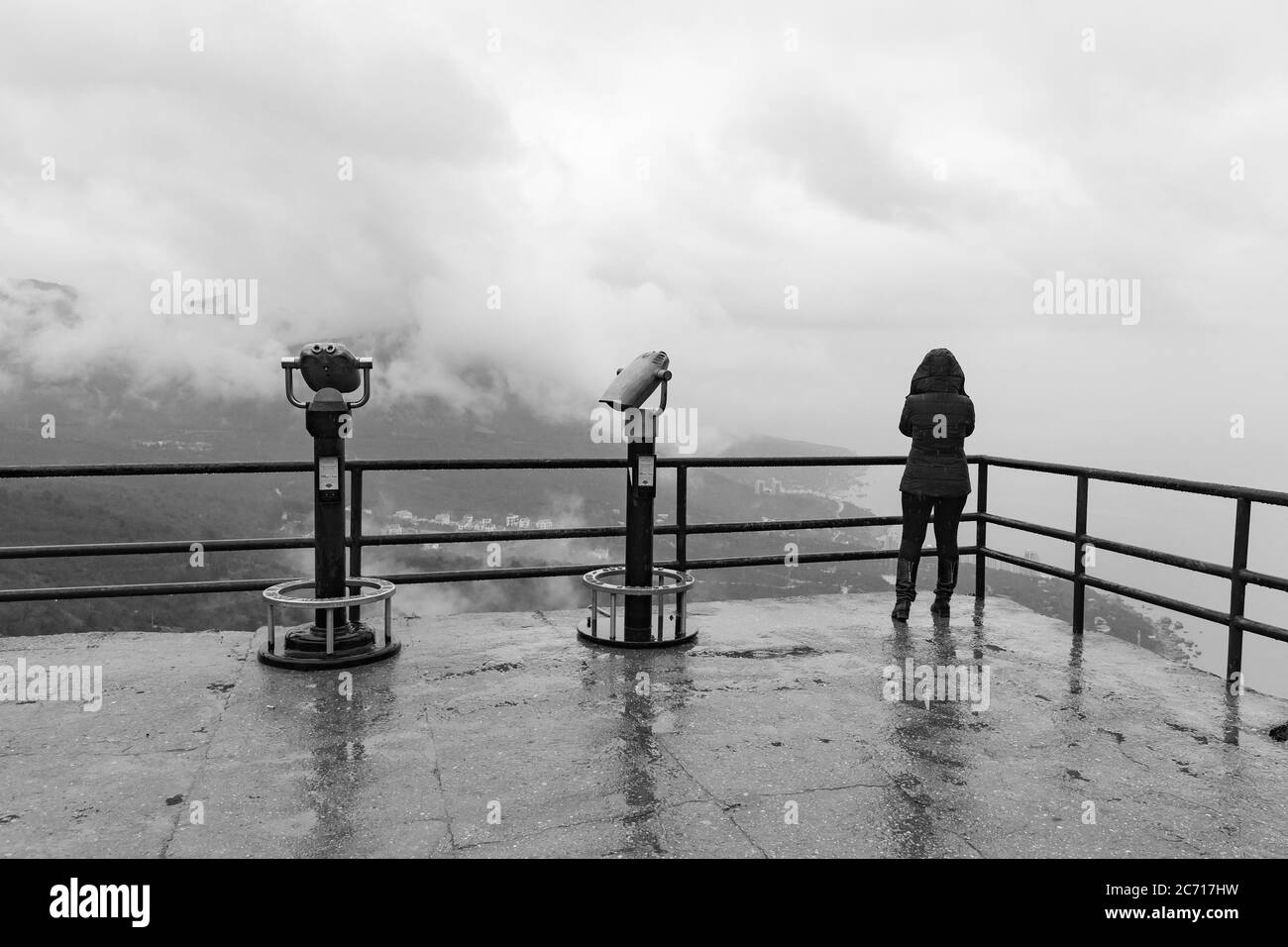 Laspi, Crimea - 26 marzo 2017: Ragazza sola che osserva il paesaggio costiero del distretto di Laspi in giorno di primavera foggy Foto Stock