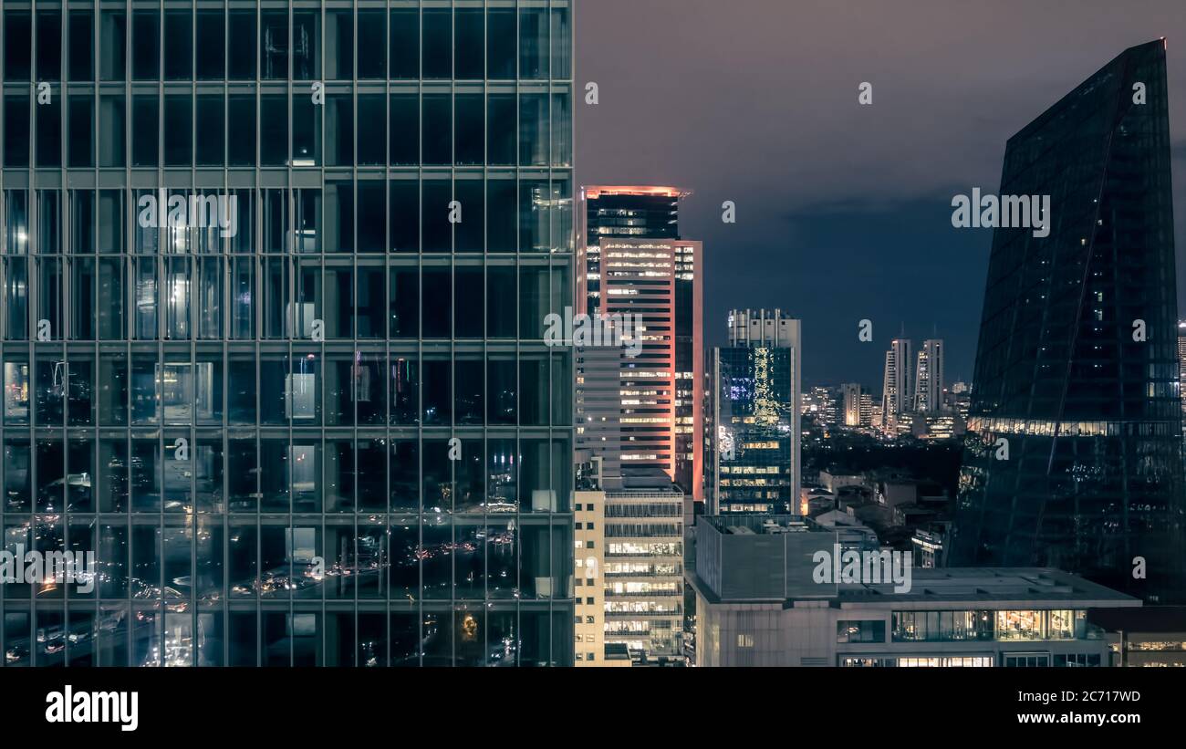 istanbul, Turchia - Dicembre 2017: Il distretto di Levent è un'area finanziaria e commerciale in rapido sviluppo di Istanbul con gli alti e i centri commerciali. COM Foto Stock