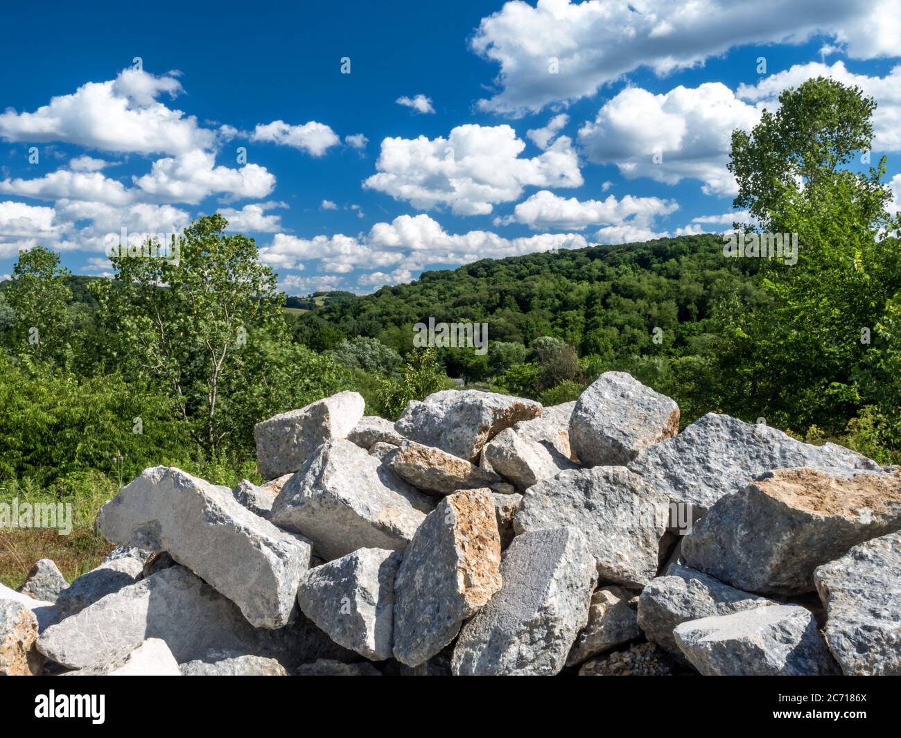 Paesaggio scena nella contea di Washington del sud-ovest della Pennsylvania vicino Pittsburgh con massi accatastati in primo piano e alberi verdi e un b luminoso Foto Stock
