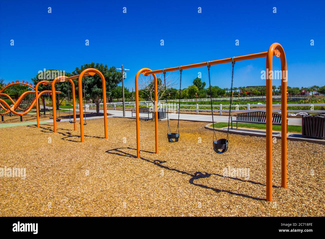 Set di oscillazione arancione e attrezzature per il parco giochi gratuito Foto Stock