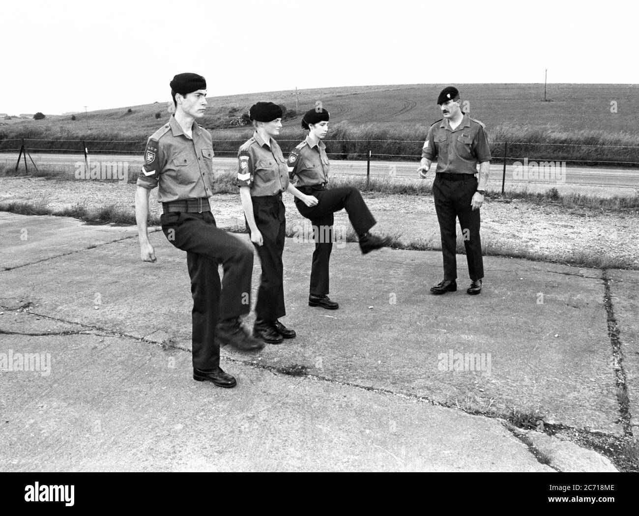 Immagine di archivio dei cadetti dell'esercito del Wiltshire sulla piazza di perforazione del campo di Tilshead sulla pianura di Salisbury intorno al 1993. Foto Stock