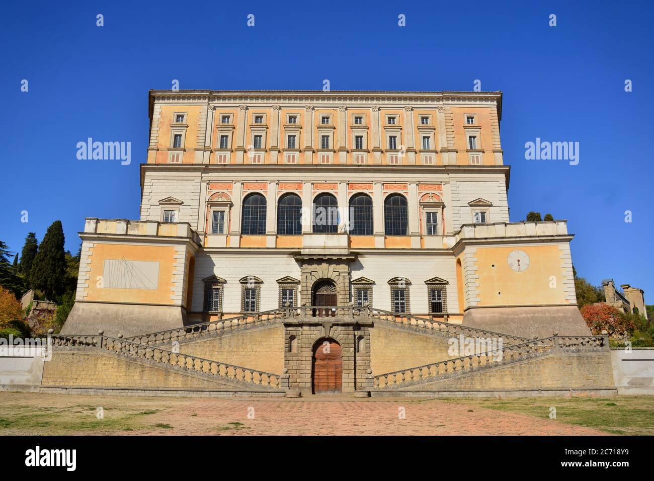 La maestosa Villa Farnese, residenza fortificata costruita per la famiglia Farnese nell'antico borgo di Caprarola, situata in provincia di Viterbo. Foto Stock