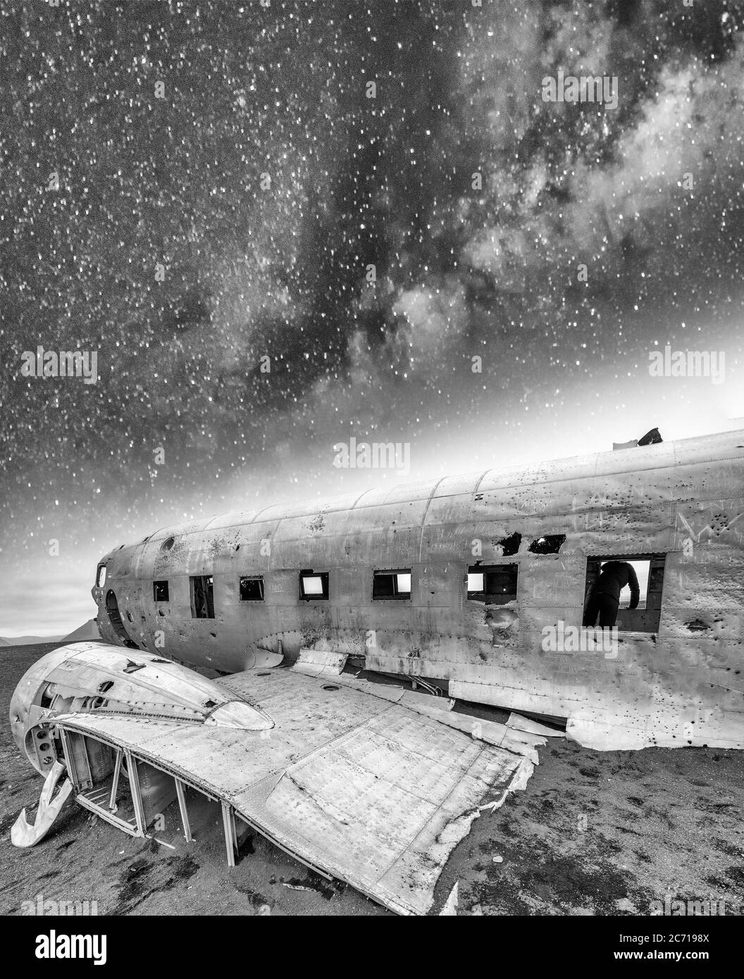 Relitto abbandonato di vecchi aerei su una spiaggia sotto una notte stellata Foto Stock