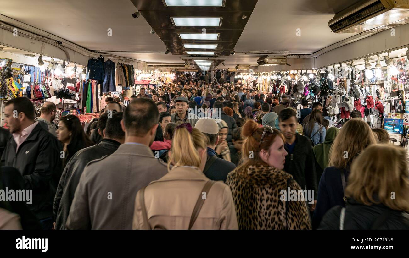 istanbul, Turchia - Marzo 2018: Folla di persone che passa attraverso il passaggio sotterraneo del quartiere Eminonu di Istanbul Foto Stock