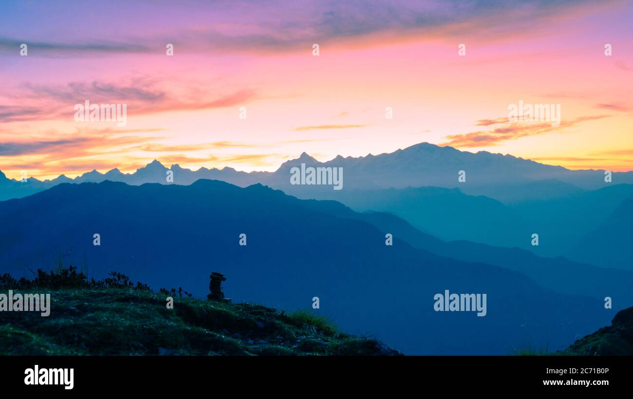 Bella vista panoramica del paesaggio dell'alba delle montagne innevate dell'Himalaya dalla cima Chandrashila a Chopta, Uttarakhand, India,. Foto Stock
