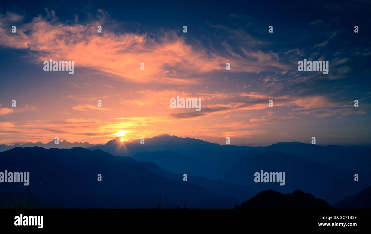 Bella vista panoramica del paesaggio dell'alba delle montagne innevate dell'Himalaya dalla cima Chandrashila a Chopta, Uttarakhand, India,. Foto Stock